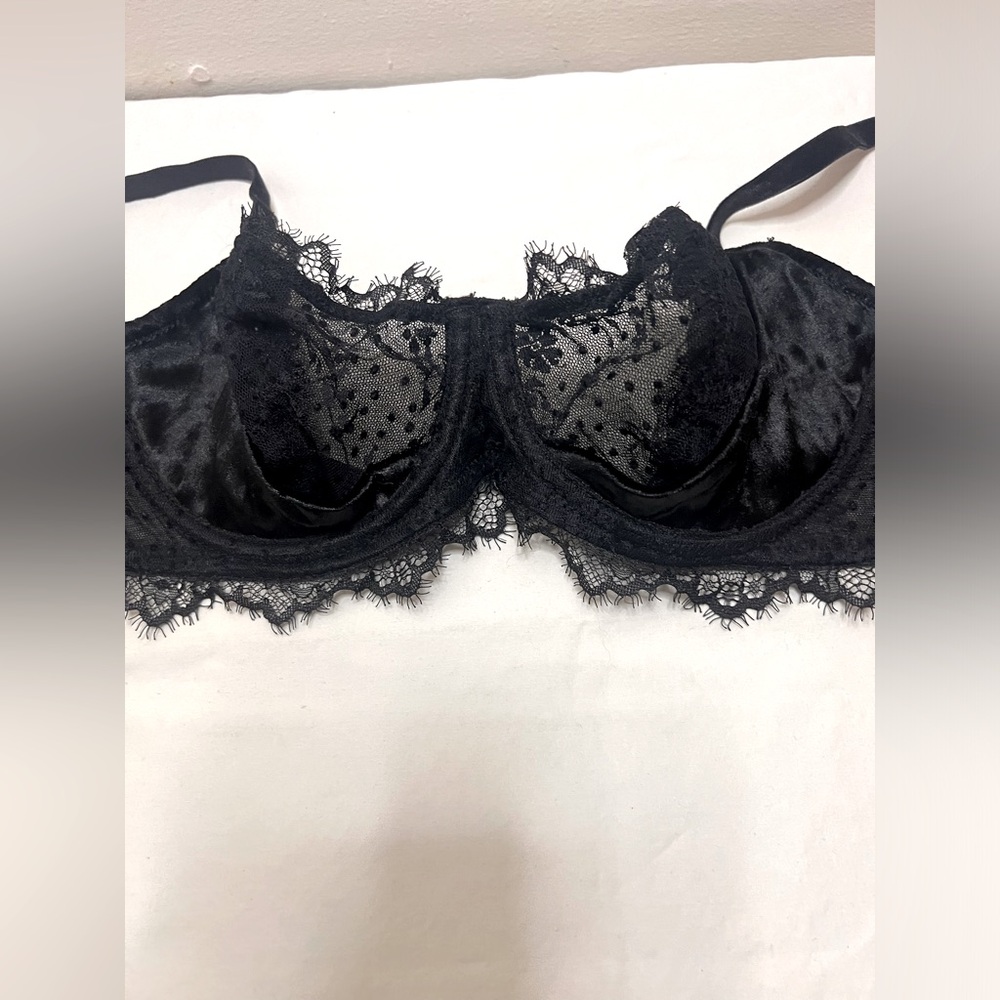 Victoria’s Secret black lace and velvet bra 34C.